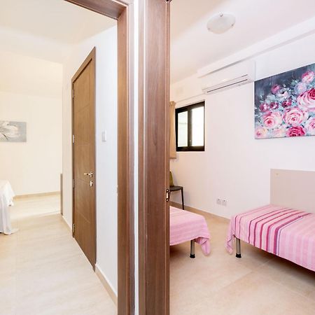 Islet Promenade Seafront Family Apartment With 2 Balconies By Getawaysmalta St. Paul's Bay Esterno foto