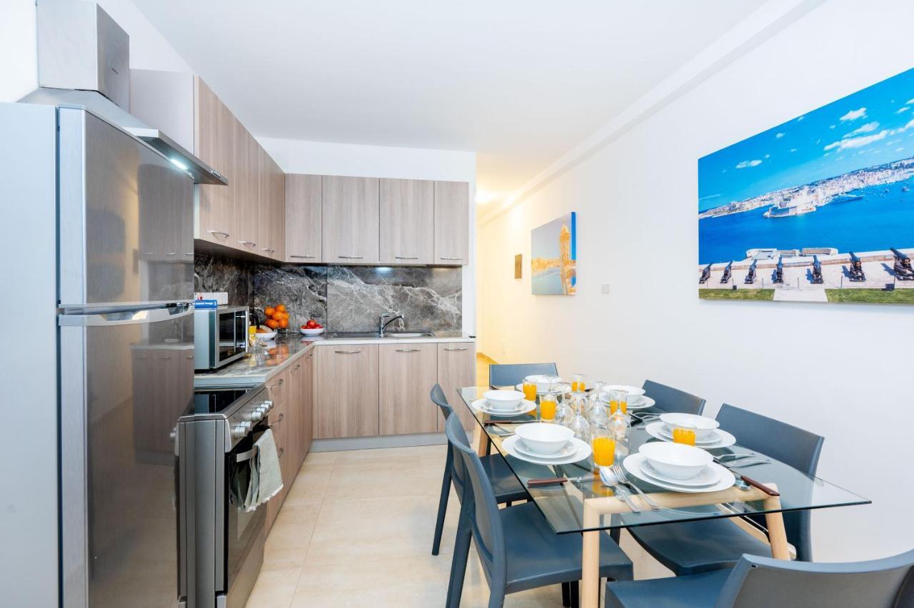 Islet Promenade Seafront Family Apartment With 2 Balconies By Getawaysmalta St. Paul's Bay Esterno foto