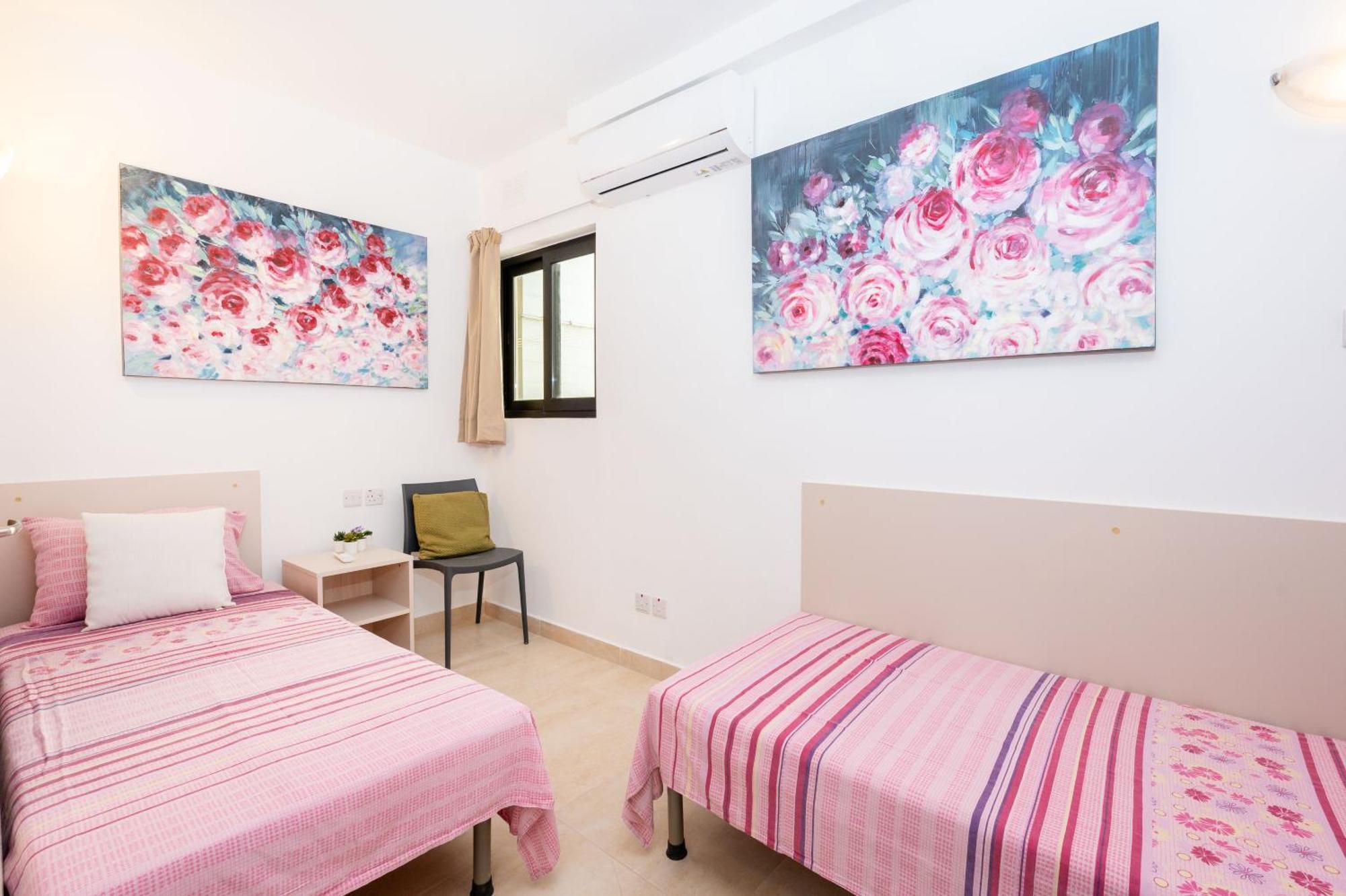 Islet Promenade Seafront Family Apartment With 2 Balconies By Getawaysmalta St. Paul's Bay Esterno foto