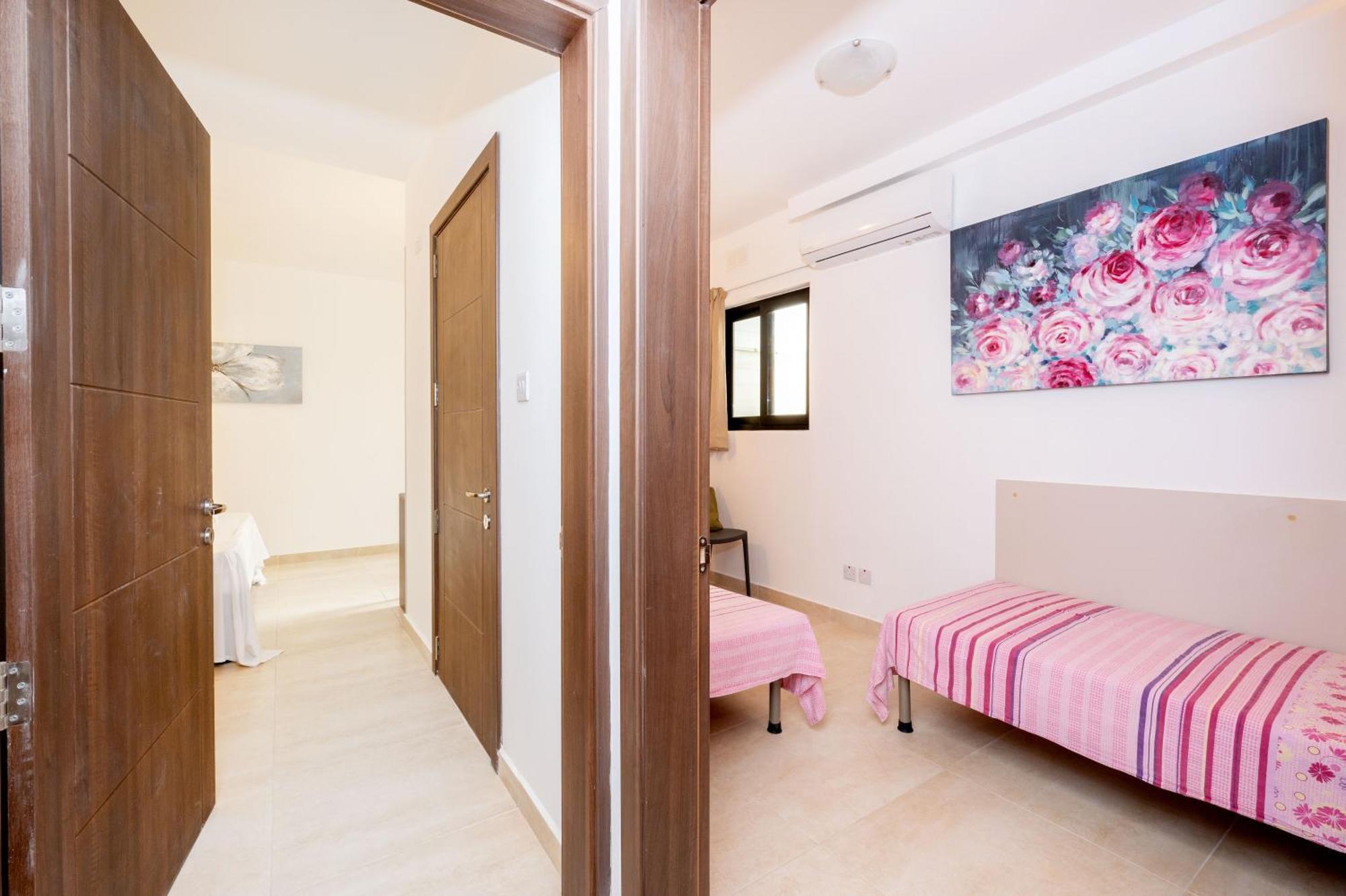 Islet Promenade Seafront Family Apartment With 2 Balconies By Getawaysmalta St. Paul's Bay Esterno foto