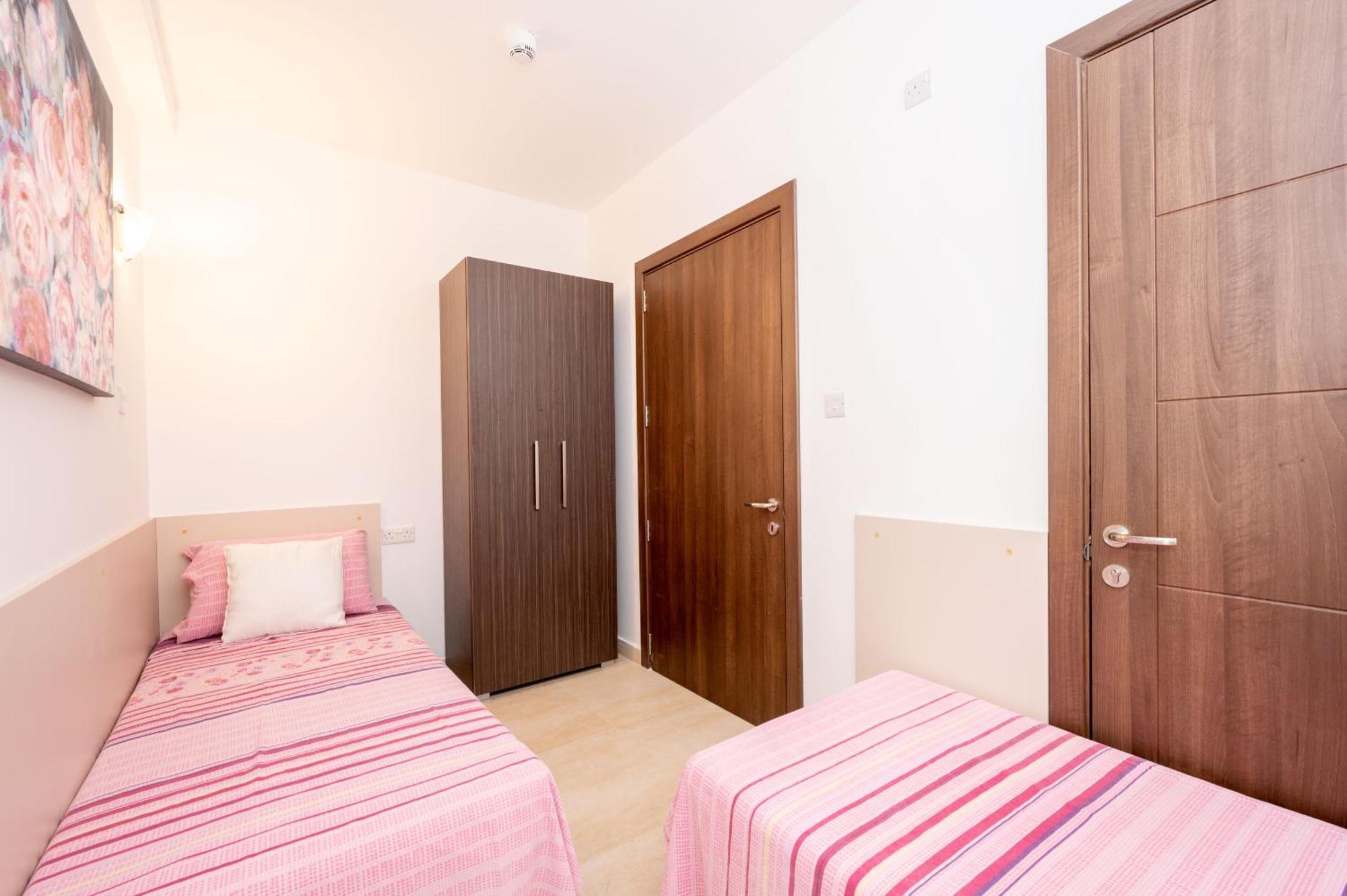 Islet Promenade Seafront Family Apartment With 2 Balconies By Getawaysmalta St. Paul's Bay Esterno foto