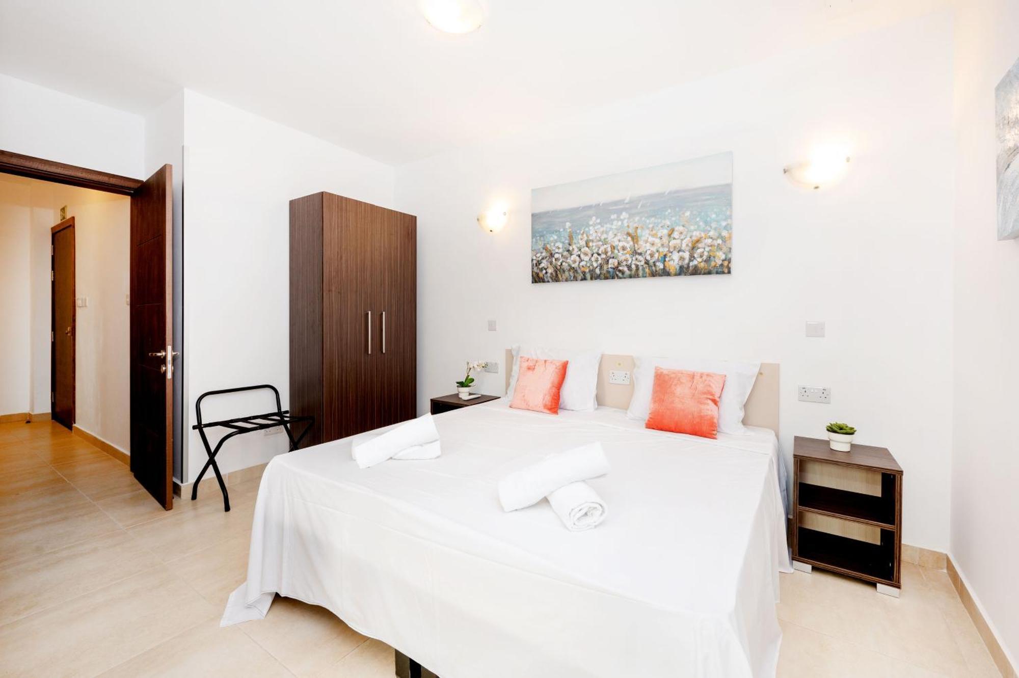 Islet Promenade Seafront Family Apartment With 2 Balconies By Getawaysmalta St. Paul's Bay Esterno foto