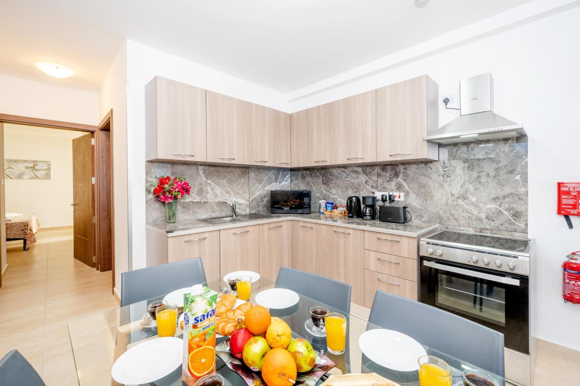 Islet Promenade Seafront Family Apartment With 2 Balconies By Getawaysmalta St. Paul's Bay Esterno foto