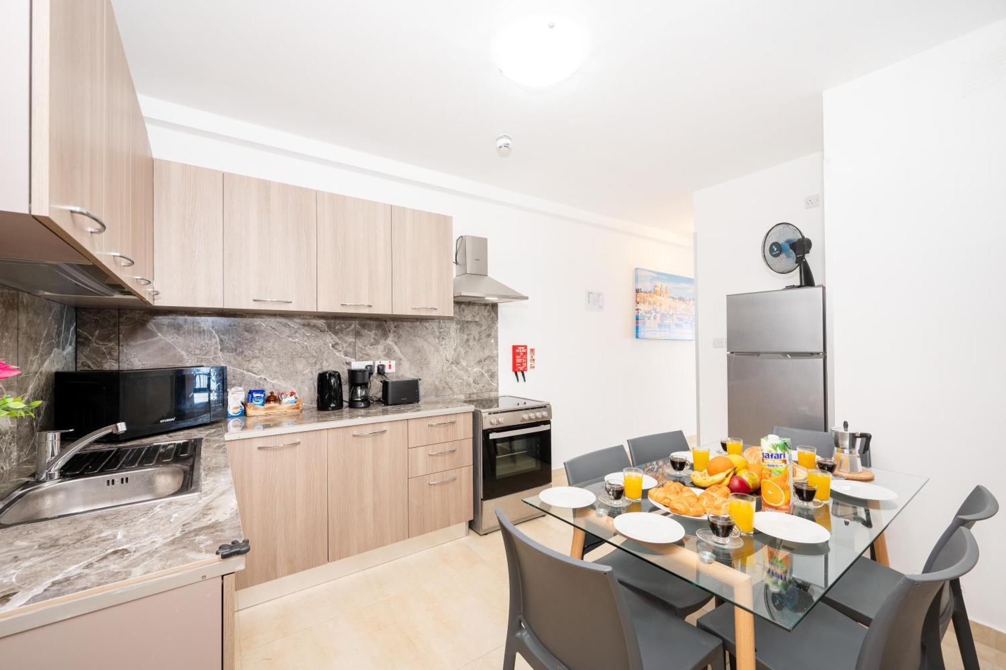 Islet Promenade Seafront Family Apartment With 2 Balconies By Getawaysmalta St. Paul's Bay Esterno foto