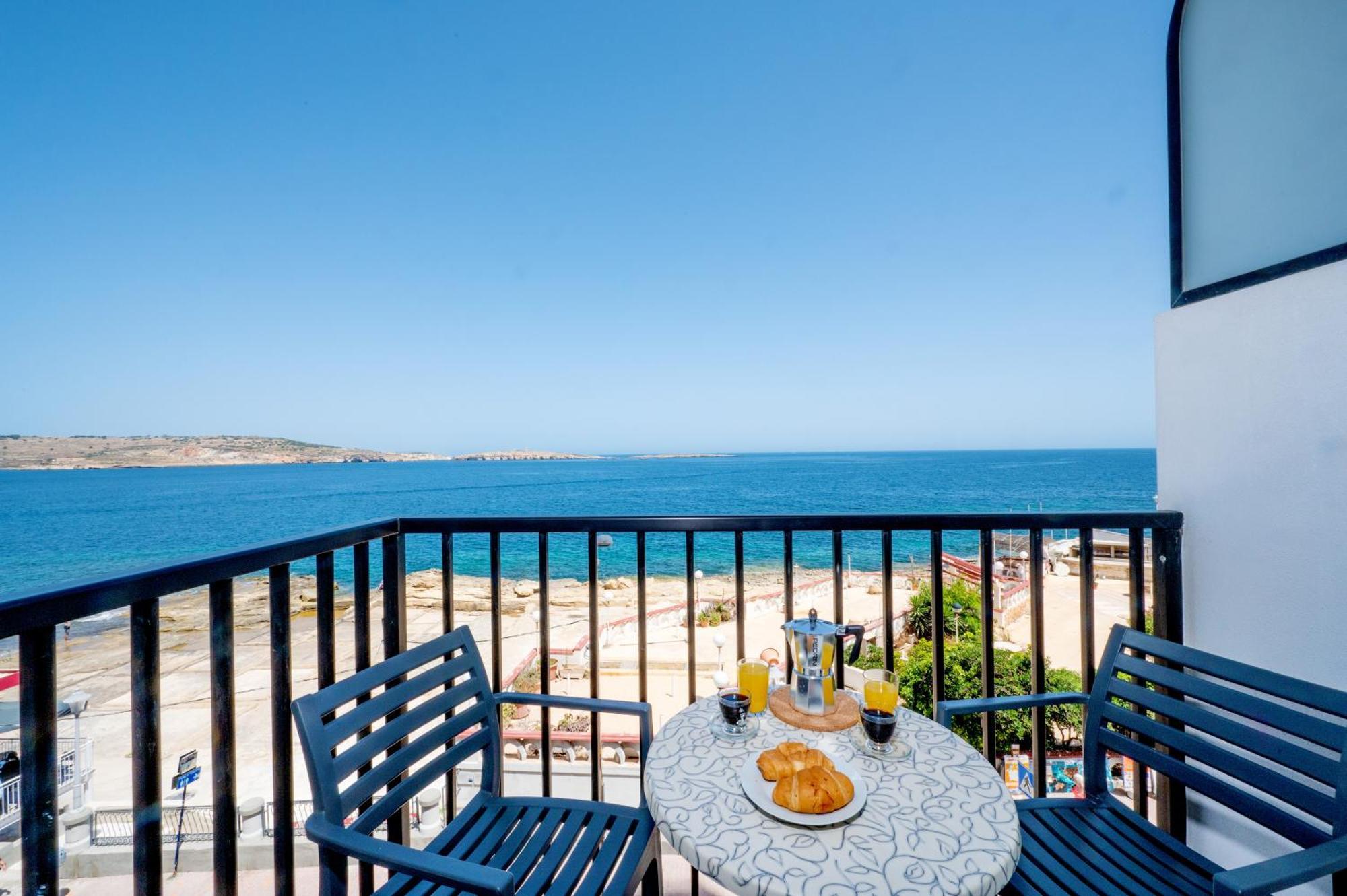 Islet Promenade Seafront Family Apartment With 2 Balconies By Getawaysmalta St. Paul's Bay Esterno foto