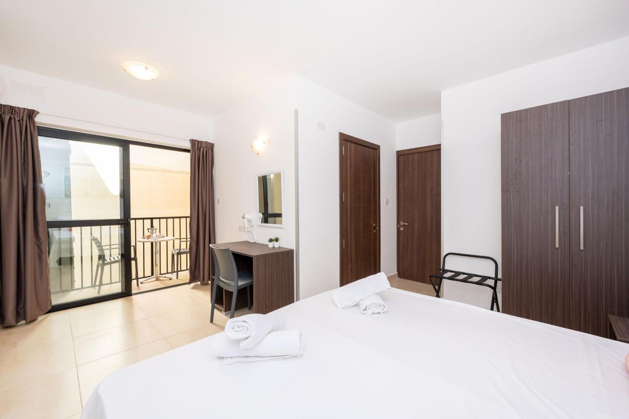 Islet Promenade Seafront Family Apartment With 2 Balconies By Getawaysmalta St. Paul's Bay Esterno foto