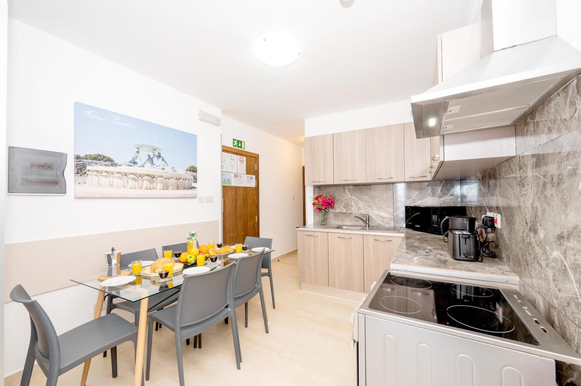 Islet Promenade Seafront Family Apartment With 2 Balconies By Getawaysmalta St. Paul's Bay Esterno foto